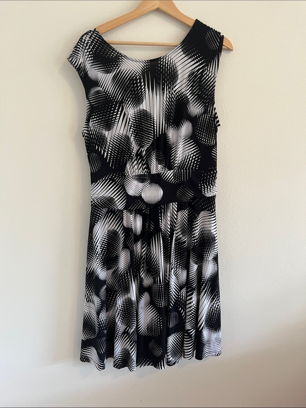 Sleeveless Black and White Midi Dress with Graphic Print